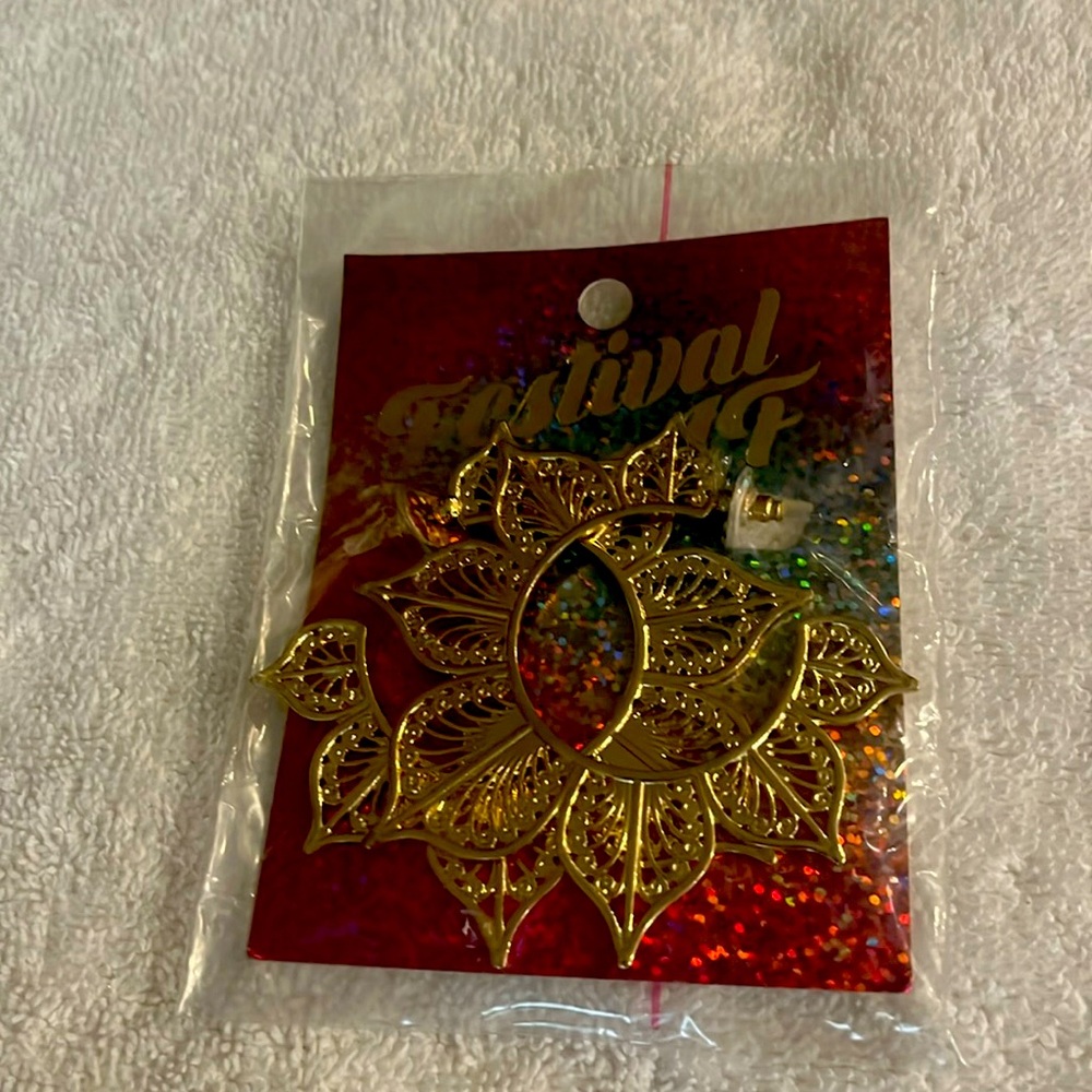 Festival act golden earrings